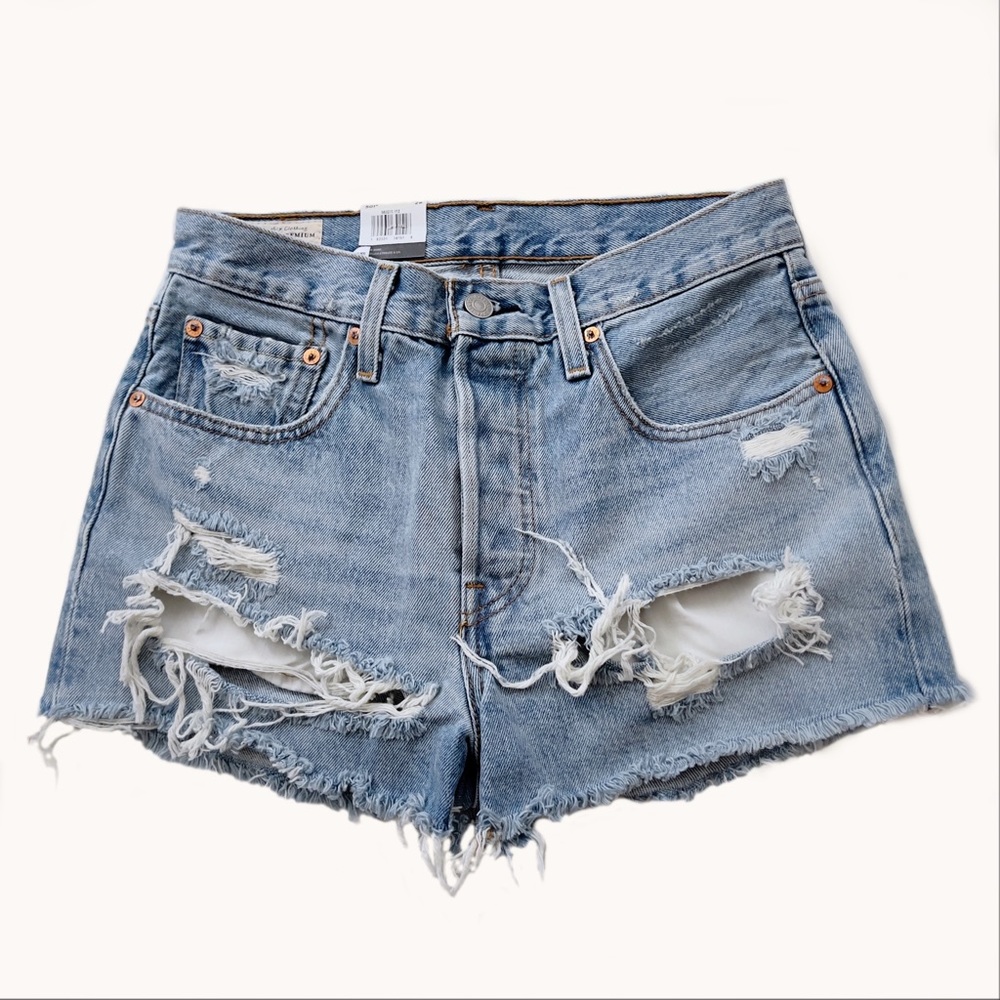 (NWT) LEVI’S - 501 High Rise Short in Fault Line - Size 26